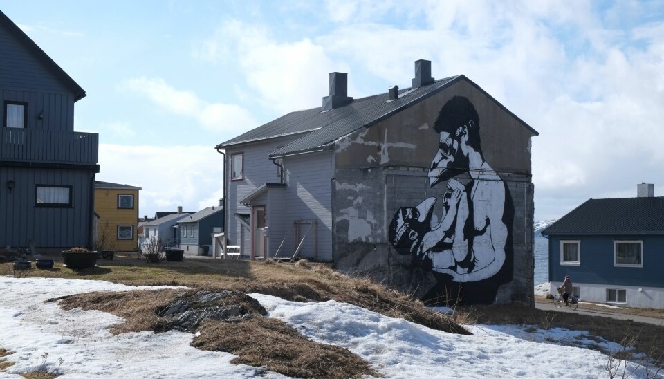 «Far og sønn» av gatekunstneren Pøbel. Pøbel og elleve andre verdensledende gatekunstnere ble invitert til Vardø i 2012 for å sette sitt preg på Norges østligste by.  (Foto: Siv Leden / NIKU)