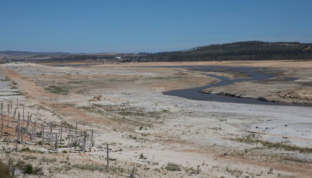 Dette er Theewaterskloof-demningen, en av de største i systemet som leverer drikkevann til Cape Town. Bildet er tatt 27. februar, og egentlig burde trærne til venstre i bildet være dekket av vann. (Foto: REX, Shutterstock, NTB Scanpix) Dette er Theewaterskloof-demningen, en av de største i systemet som leverer drikkevann til Cape Town. Bildet er tatt 27. februar, og egentlig burde trærne til venstre i bildet være dekket av vann. (Foto: REX, Shutterstock, NTB Scanpix)