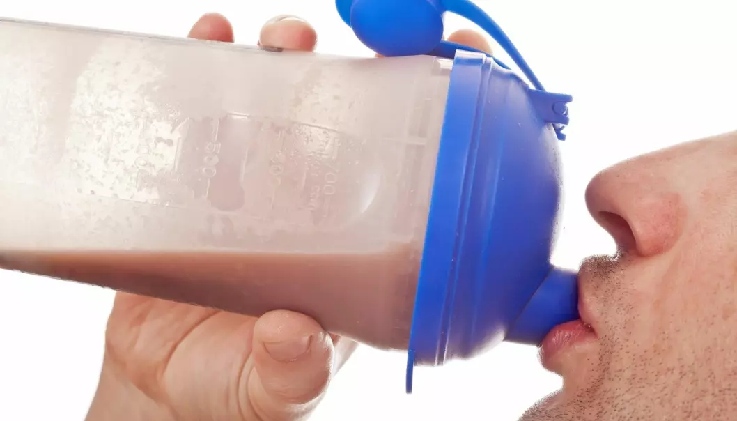Proteinpulver er et populært kosttilskudd blant dem som trener styrke. Pulveret blandes vanligvis ut med vann eller melk, og inntas gjerne før eller etter trening. (Foto: DeymosHR, Shutterstock, NTB scanpix)