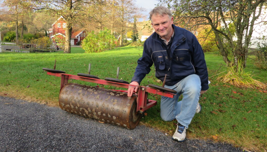 Golfforskningen i Grimstad må utføres under så realistiske forhold som mulig. Seniorforsker Trygve S. Aamlid ved NIBIO viser fram maskinen som brukes for etterligne slitasjen fra 20 000 golfrunder i året. (Foto: Marit Solum) Golfforskningen i Grimstad må utføres under så realistiske forhold som mulig. Seniorforsker Trygve S. Aamlid ved NIBIO viser fram maskinen som brukes for etterligne slitasjen fra 20 000 golfrunder i året. (Foto: Marit Solum)