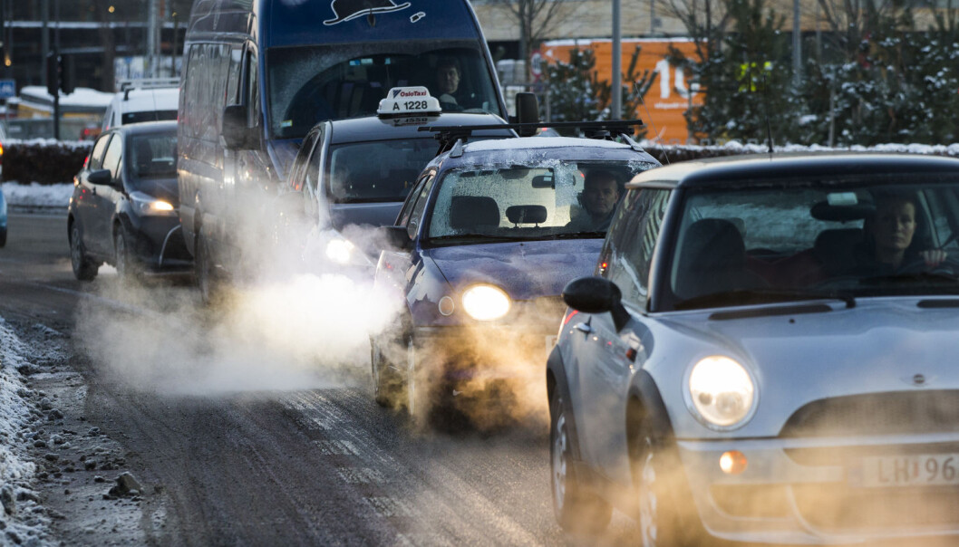 Noe av forurensningen slipper du unna inne i bilen, men ikke all. (Illustrasjonsfoto: Berit Roald/NTB scanpix) Noe av forurensningen slipper du unna inne i bilen, men ikke all. (Illustrasjonsfoto: Berit Roald/NTB scanpix)