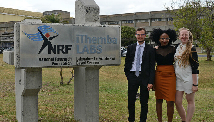 Vetle Wegner Ingeberg, Teffo Seakamela (iThemba/Stellenbosch) og Hannah Berg studerer edelgasser ved iThemba LABS. iThemba er xhosa for «håp». (Foto: Hilde Lynnebakken/UiO) Vetle Wegner Ingeberg, Teffo Seakamela (iThemba/Stellenbosch) og Hannah Berg studerer edelgasser ved iThemba LABS. iThemba er xhosa for «håp». (Foto: Hilde Lynnebakken/UiO)