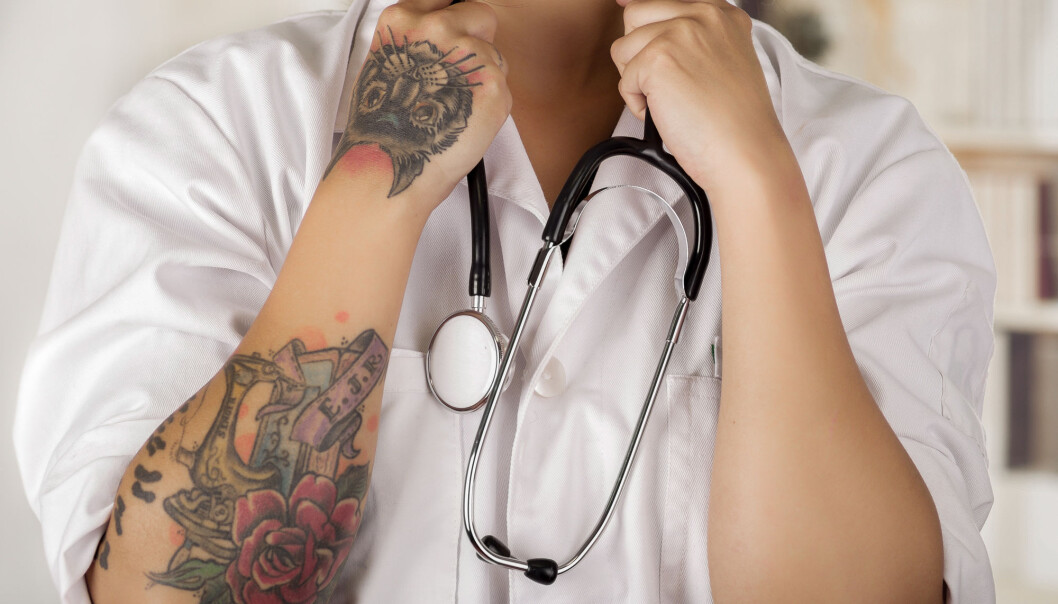 Spiller det noen rolle om legen har tatoveringer? (Foto: Fotos593 / Shutterstock / NTB scanpix) Spiller det noen rolle om legen har tatoveringer? (Foto: Fotos593 / Shutterstock / NTB scanpix)