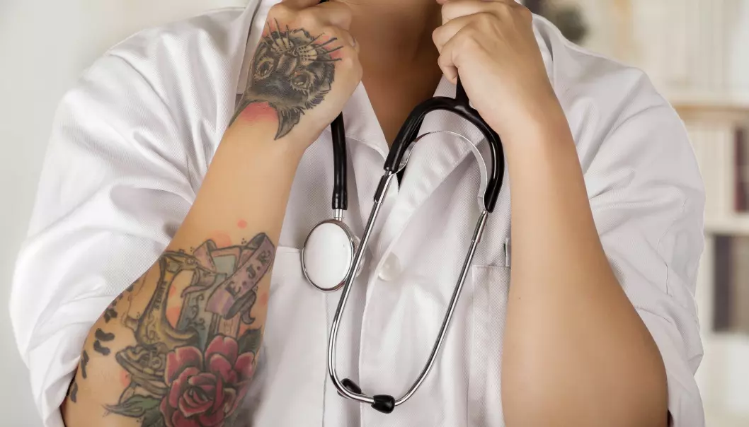 Spiller det noen rolle om legen har tatoveringer? (Foto: Fotos593 / Shutterstock / NTB scanpix)