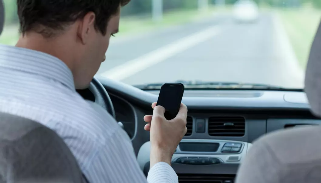 Hvis du holder på å kjøre av veien fordi du svarer på en sms, betyr det at du har lært? Nei, ifølge forsker. (Foto: Shutterstock / NTB Scanpix)