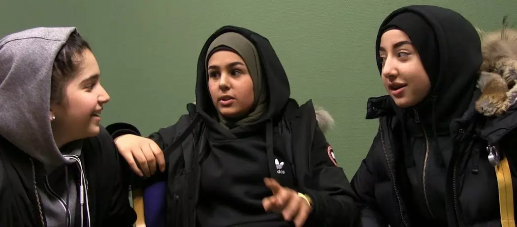 Dette er Lubna Mahnoor, Zahra Ayad og Zahra Raad. De ble intervjuet i videoen som er mest sett på UNG.forskning.no.