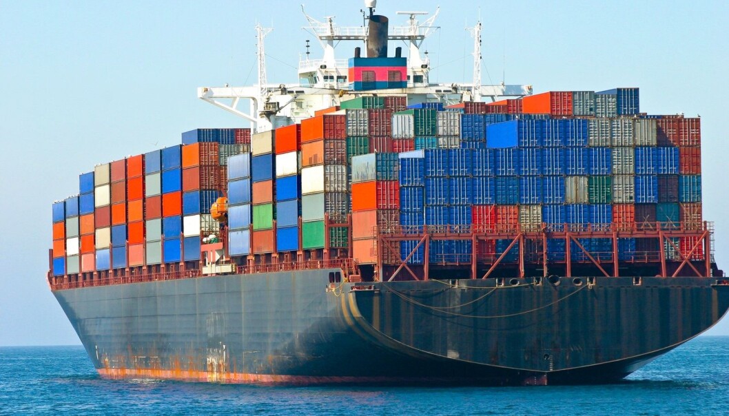 Et containerskip står for flere typer forurensning, både til luften i form av partikkelutslipp, svovelutslipp og klimagasser, og til havet i form av utslipp av olje, spillvann og annet. (Foto: egd, Shutterstock, NTB scanpix) Et containerskip står for flere typer forurensning, både til luften i form av partikkelutslipp, svovelutslipp og klimagasser, og til havet i form av utslipp av olje, spillvann og annet. (Foto: egd, Shutterstock, NTB scanpix)