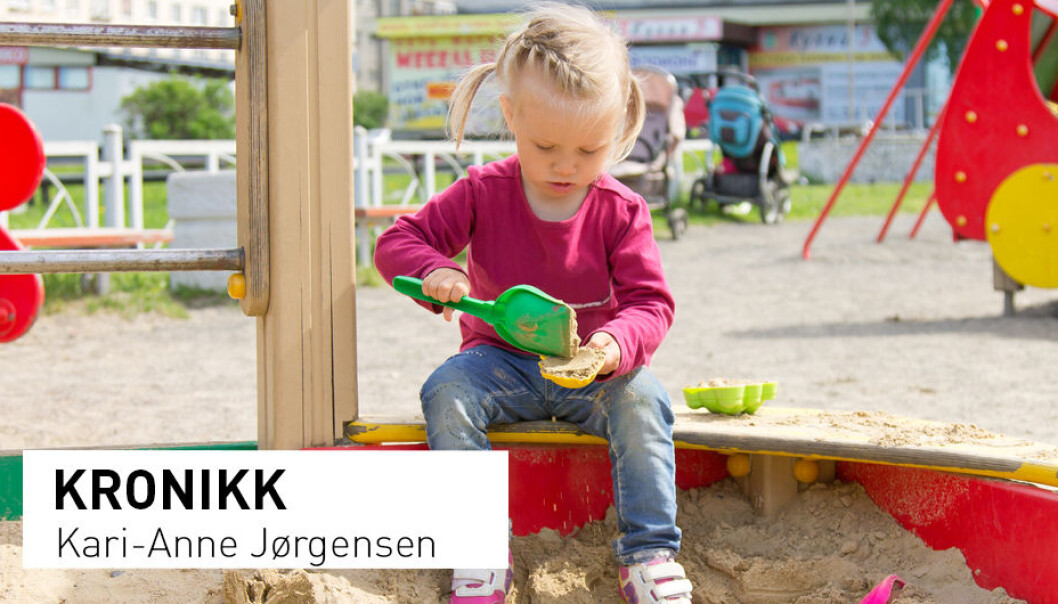 - Over hele landet ble lekeplasser rasert. Barnehagenes utelekeplasser gjennomgikk omfattende endringer; klatretrær, klatresteiner, slenghusker, balansestokker som hadde gitt mulighet for lek og for at barn kunne skape sine egne steder, ble fjernet, skriver kronikkforfatteren. (Foto: Shutterstock / NTB scanpix) - Over hele landet ble lekeplasser rasert. Barnehagenes utelekeplasser gjennomgikk omfattende endringer; klatretrær, klatresteiner, slenghusker, balansestokker som hadde gitt mulighet for lek og for at barn kunne skape sine egne steder, ble fjernet, skriver kronikkforfatteren. (Foto: Shutterstock / NTB scanpix)