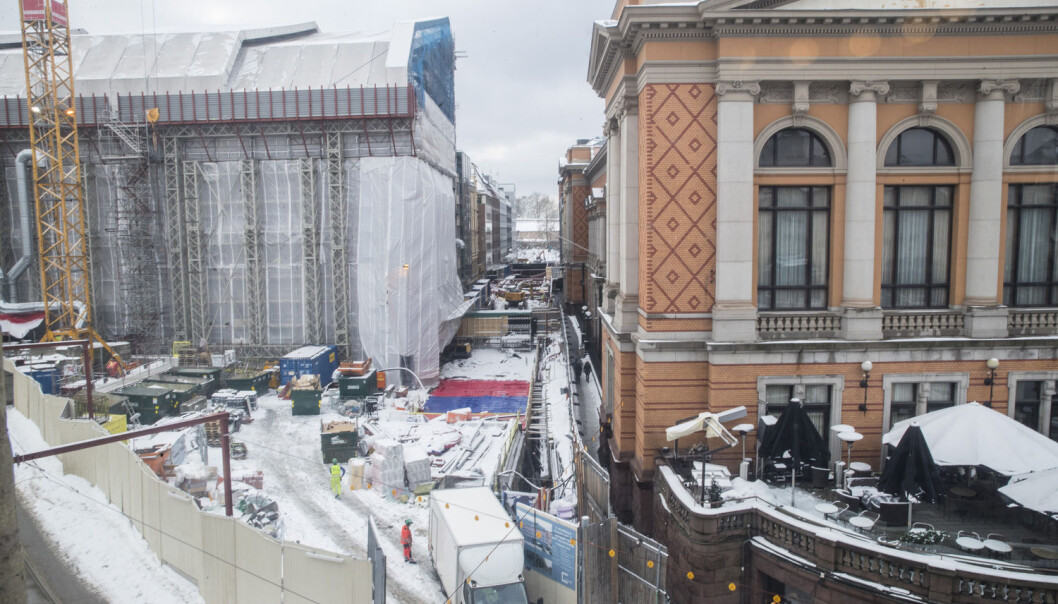 I 2014 var prislappen på Stortingets byggeprosjekt 1,1 milliarder kroner. I februar 2018 har det økt til hele 2,3 milliarder. Hvordan kunne det skje? (Foto: Vidar Ruud / NTB scanpix) I 2014 var prislappen på Stortingets byggeprosjekt 1,1 milliarder kroner. I februar 2018 har det økt til hele 2,3 milliarder. Hvordan kunne det skje? (Foto: Vidar Ruud / NTB scanpix)