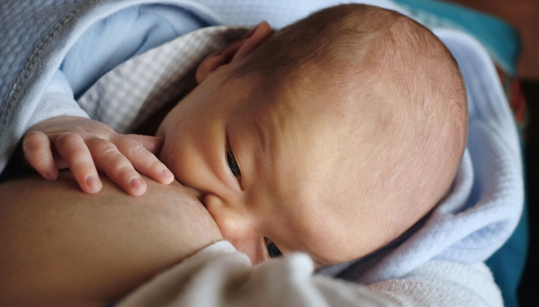 Tidligere har forskere trodd at amming kan beskytte mot depresjon. Men en ny studie fant ingenting som tyder på at det er tilfelle. (Illustrasjonsfoto: Shutterstock / NTB Scanpix) Tidligere har forskere trodd at amming kan beskytte mot depresjon. Men en ny studie fant ingenting som tyder på at det er tilfelle. (Illustrasjonsfoto: Shutterstock / NTB Scanpix)