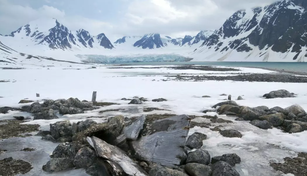 - Nå ser vi at de viktige kystlinjene blir utsatt for stigende havnivå og lengre isfrie perioder. Dette gjør de arkeologiske lagene mer utsatt for bølger, vind og vær, sier forsker. (Foto: Elin Rose Myrvoll / NIKU)
