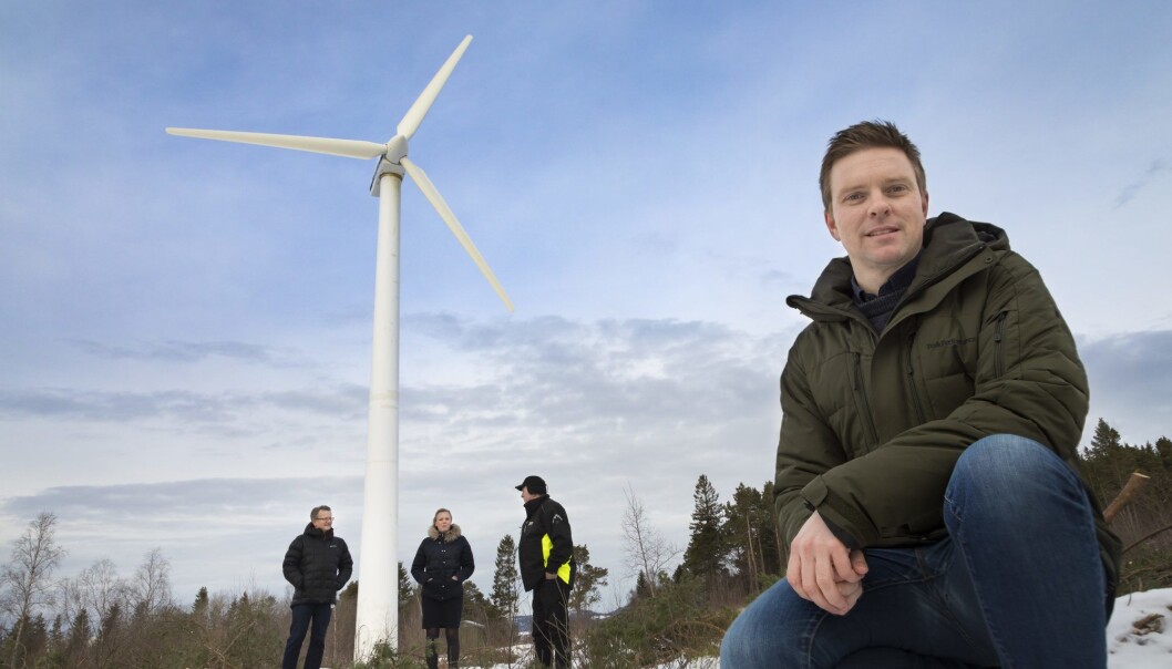 Fersk og lagret kraft herfra skal gjøre to gårdsbruk selvforsynt med strøm. SINTEFs Kyrre Sundseth (foran), Bernhard Kvaal og Gøril Forbord, Trønderenergi og gårdbruker Lars Hoem deltar i prosjekt der overskudd av vind skal lagres som hydrogen. (Foto: Thor Nielsen) Fersk og lagret kraft herfra skal gjøre to gårdsbruk selvforsynt med strøm. SINTEFs Kyrre Sundseth (foran), Bernhard Kvaal og Gøril Forbord, Trønderenergi og gårdbruker Lars Hoem deltar i prosjekt der overskudd av vind skal lagres som hydrogen. (Foto: Thor Nielsen)