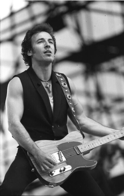 Nya Ullevi truet med å ramle ned da Bruce Springsteen tro til for fullt mot slutten av den legendariske konserten i 1985. Her er Springsteen avbildet tre år senere. (Foto: Bundesarchiv, Bild 183-1988-0719-38 / Uhlemann, Thomas / CC-BY-SA 3.0) Nya Ullevi truet med å ramle ned da Bruce Springsteen tro til for fullt mot slutten av den legendariske konserten i 1985. Her er Springsteen avbildet tre år senere. (Foto: Bundesarchiv, Bild 183-1988-0719-38 / Uhlemann, Thomas / CC-BY-SA 3.0)