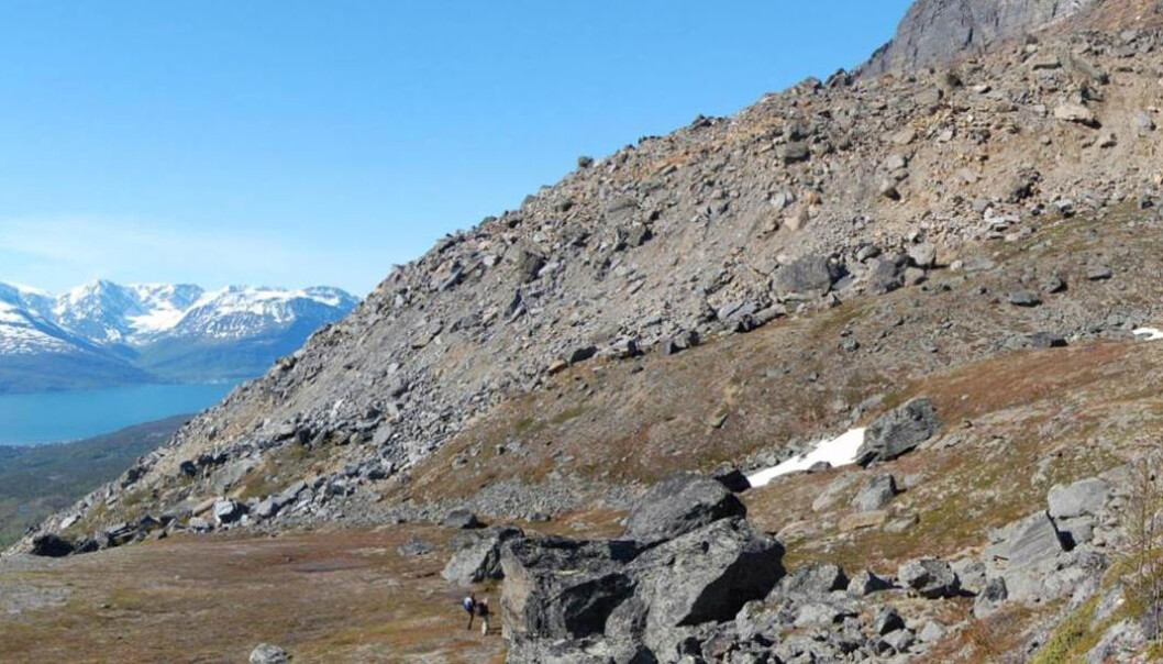 Ved hjelp av radarmålinger kan forskerne nå detektere ørsmå bevegelser i terrenget, uten at noen trenger å bevege seg inn i rasutsatte og utilgjengelige fjellsider. Her fra fjellet Ádjet i Skibotndalen. (Foto: Harald Øverli Eriksen) Ved hjelp av radarmålinger kan forskerne nå detektere ørsmå bevegelser i terrenget, uten at noen trenger å bevege seg inn i rasutsatte og utilgjengelige fjellsider. Her fra fjellet Ádjet i Skibotndalen. (Foto: Harald Øverli Eriksen)