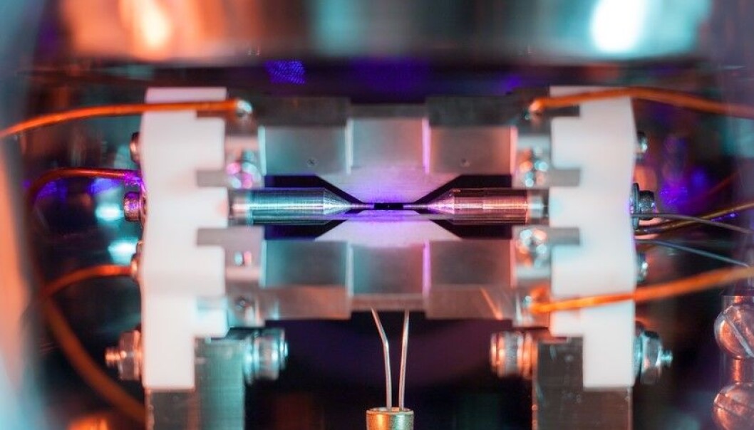Kan du se det? Et enkelt atom av metallet strontium holdes på plass av et elektrisk felt. Bildet heter «Single Atom in an Ion Trap» og er tatt av David Nadlinger ved University of Oxford. Bildet har vunnet en vitenskapsfoto-konkurranse. Scroll deg nedover i artikkelen for å se atomet enda tydeligere. (Foto: David Nadlinger ved University of Oxford) Kan du se det? Et enkelt atom av metallet strontium holdes på plass av et elektrisk felt. Bildet heter «Single Atom in an Ion Trap» og er tatt av David Nadlinger ved University of Oxford. Bildet har vunnet en vitenskapsfoto-konkurranse. Scroll deg nedover i artikkelen for å se atomet enda tydeligere. (Foto: David Nadlinger ved University of Oxford)