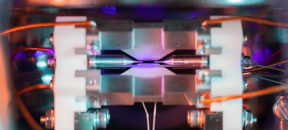 Kan du se det? Et enkelt atom av metallet strontium holdes på plass av et elektrisk felt. Bildet heter «Single Atom in an Ion Trap» og er tatt av David Nadlinger ved University of Oxford. Bildet har vunnet en vitenskapsfoto-konkurranse. Scroll deg nedover i artikkelen for å se atomet enda tydeligere. (Foto: David Nadlinger ved University of Oxford)