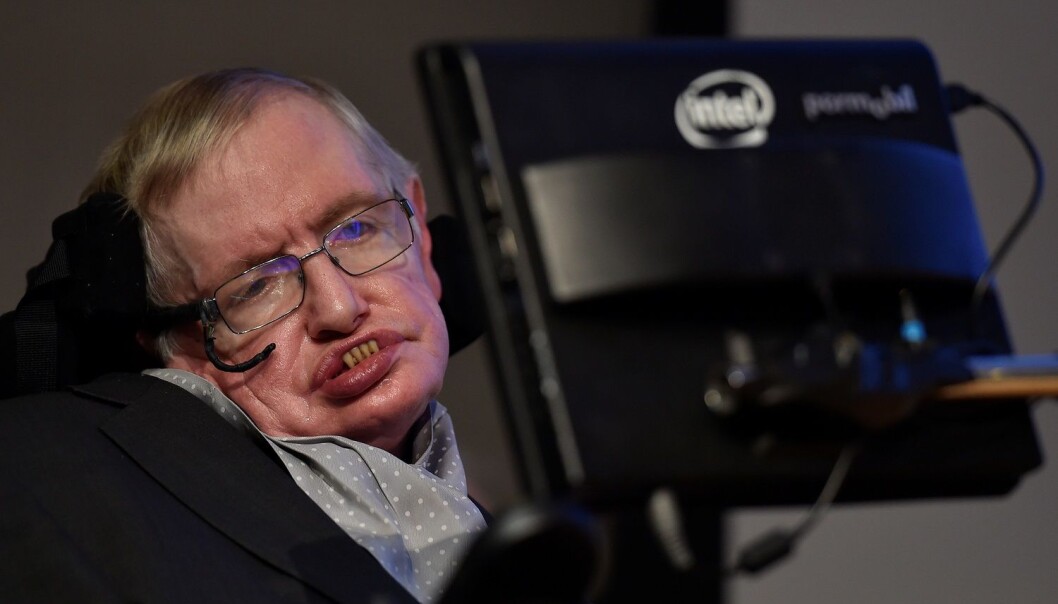 Gjennom annonsering på Google-plattformen har norske brukere av en lang rekke nettsider blitt eksponert for en annonse med et bilde av den verdenskjente matematikeren Stephen Hawking. I annonsen fremstår det som om Hawking snakker direkte til norske nettbrukere. (Foto: Reuters, Toby Melville, NTB scanpix) Gjennom annonsering på Google-plattformen har norske brukere av en lang rekke nettsider blitt eksponert for en annonse med et bilde av den verdenskjente matematikeren Stephen Hawking. I annonsen fremstår det som om Hawking snakker direkte til norske nettbrukere. (Foto: Reuters, Toby Melville, NTB scanpix)