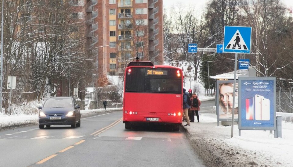 Skal bussen stoppe midt i veien? Mange steder lages nå det som kalles kantstopp.  (Foto: Lise Åserud/NTB scanpix)