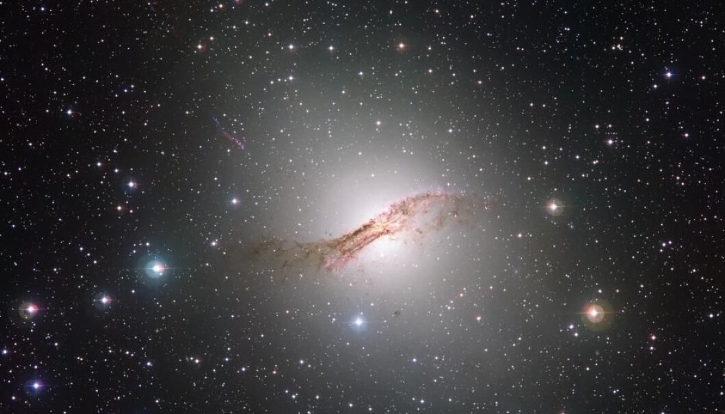 Centaurus A er en av de store galaksene, de som er tettest på Melkeveien. Den er bare 12–13 millioner lysår vekk. (Foto: ESO) Centaurus A er en av de store galaksene, de som er tettest på Melkeveien. Den er bare 12–13 millioner lysår vekk. (Foto: ESO)