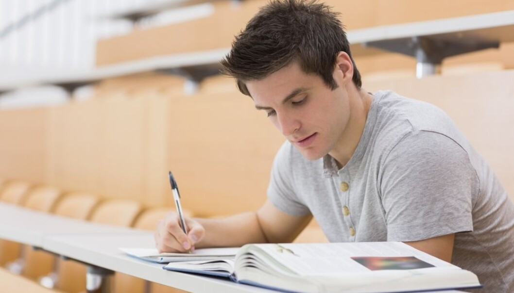 Gjennomsnittsstudenten jobber 35 timer i uka med studiene. Han har annen jobb nesten 8 timer hver uke. Det blir 43 timer i uka. Den gjennomsnittlige heltidsarbeideren i Norge jobber fire timer mindre. (Illustrasjonsfoto: ESB Professional / Shutterstock / NTB scanpix) Gjennomsnittsstudenten jobber 35 timer i uka med studiene. Han har annen jobb nesten 8 timer hver uke. Det blir 43 timer i uka. Den gjennomsnittlige heltidsarbeideren i Norge jobber fire timer mindre. (Illustrasjonsfoto: ESB Professional / Shutterstock / NTB scanpix)