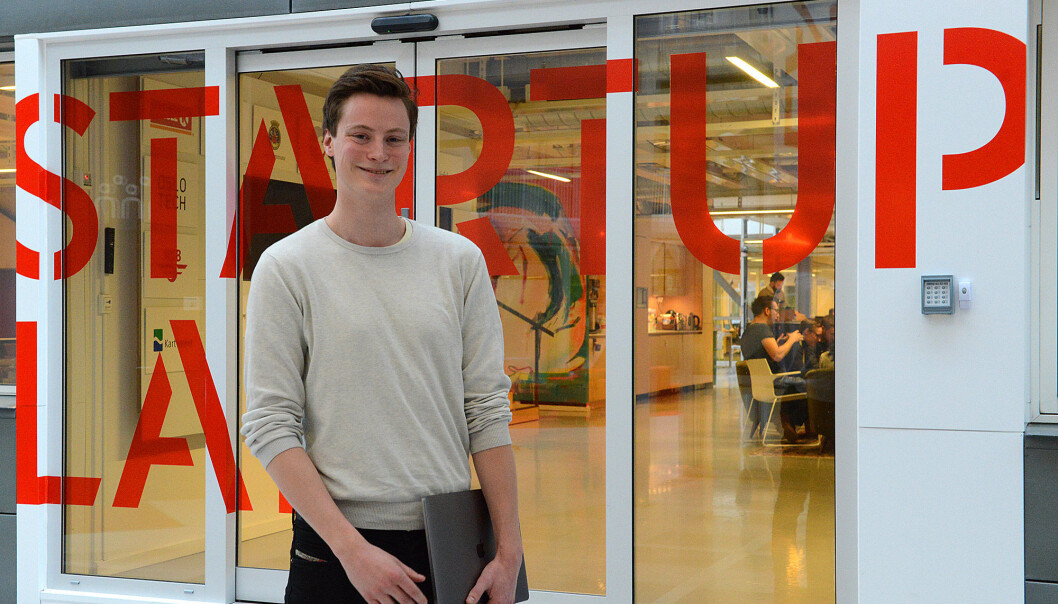 Henrik Limseth har en fersk mastergrad i teoretisk fysikk og har startet et firma hvor han bruker kunstig intelligens på norsk språk. (Foto: Hilde Lynnebakken / UiO) Henrik Limseth har en fersk mastergrad i teoretisk fysikk og har startet et firma hvor han bruker kunstig intelligens på norsk språk. (Foto: Hilde Lynnebakken / UiO)