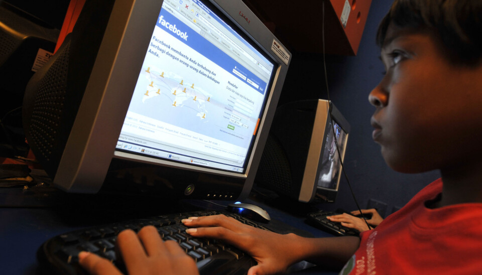 En 12 år gammel gutt logger på Facebook på en internettkafé i Jakarta, Indonesia. 30 prosent av den voksne befolkningen i landet har tilgang på internett, nesten alle disse bruker sosiale medier. (Foto:AFP PHOTO / FILES / ROMEO GACAD/NTB scanpix)