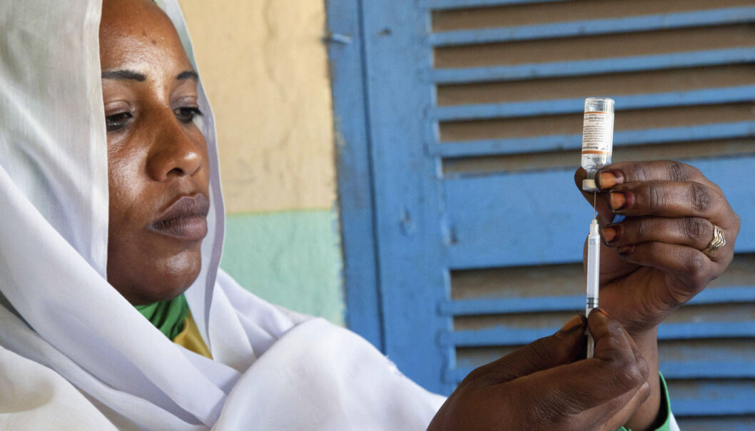 Vaksine mot hjernehinnebetennelse i Darfur. Sykdommen er dyr å behandle, og forskere anslår at vaksinen kan hindre at to og en halv million mennesker blir kastet ut i fattigdom. (Foto: Reuters/NTB scanpix) Vaksine mot hjernehinnebetennelse i Darfur. Sykdommen er dyr å behandle, og forskere anslår at vaksinen kan hindre at to og en halv million mennesker blir kastet ut i fattigdom. (Foto: Reuters/NTB scanpix)