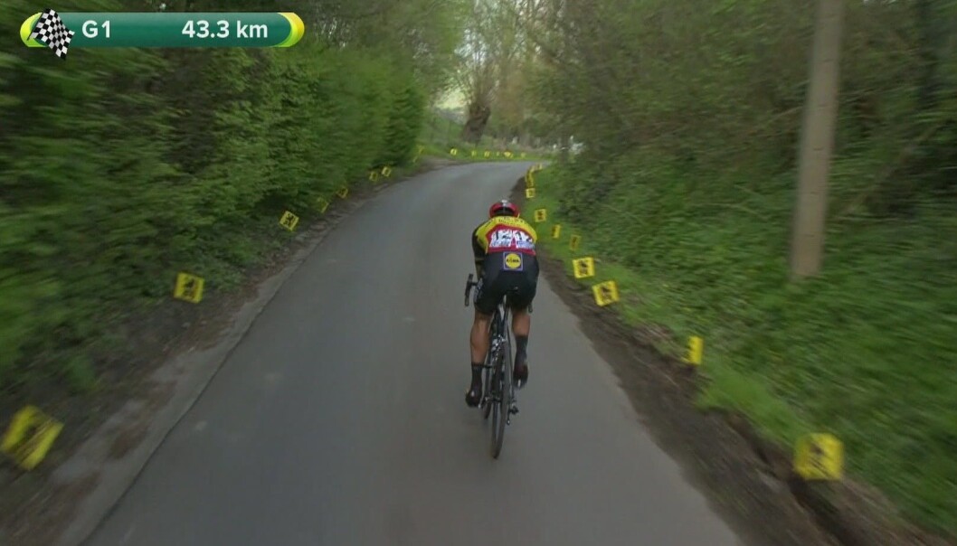 Omgitt av bladfylte trær har Philippe Gilbert rykket fra resten av feltet i 2017-utgaven av Flandern rundt. Belgieren holdt unna helt til mål og vant, 29 sekunder foran landsmannen Greg Van Avermaet. (Foto: Flanders Classics) Omgitt av bladfylte trær har Philippe Gilbert rykket fra resten av feltet i 2017-utgaven av Flandern rundt. Belgieren holdt unna helt til mål og vant, 29 sekunder foran landsmannen Greg Van Avermaet. (Foto: Flanders Classics)