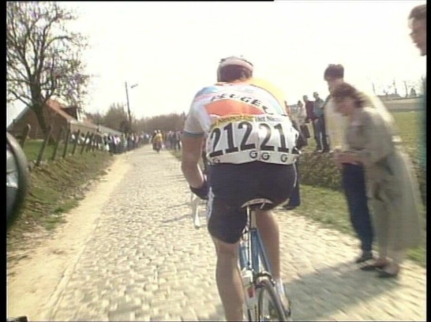 Pæretre uten blader til venstre. Stefan Van Leeuwe i ledelsen under Flandern rundt i 1988. Han ble til slutt nummer 59, nesten ti minutter bak vinneren Eddy Plankaert. (Foto: Flanders Classics)