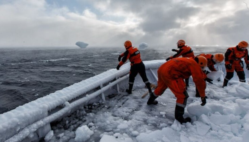 I 2017 KV Svalbard opplevde ising da de var på tokt i Barentshavet. Isingen var såpass kraftig at avisingsutstyret ikke klarte å fjerne isen alene. Nå har en forsker utviklet en ny modell skal gi enda bedre varsling om risiko for ising. (Foto: Foto: Håkon Kjøllmoen/Forsvaret) I 2017 KV Svalbard opplevde ising da de var på tokt i Barentshavet. Isingen var såpass kraftig at avisingsutstyret ikke klarte å fjerne isen alene. Nå har en forsker utviklet en ny modell skal gi enda bedre varsling om risiko for ising. (Foto: Foto: Håkon Kjøllmoen/Forsvaret)