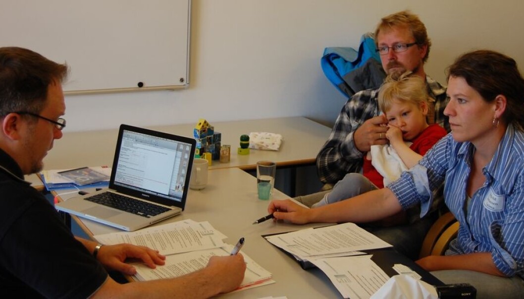 Ingvild Skarsem Jonassen og Ola Jonassen tok datteren Selma med seg til Family Hope Center i USA da hun var fem år. De var misfornøyd med behandlingen datteren med hjerneskade fikk i Norge og mener at behandlingen i USA har gitt både dem og datteren et mye bedre liv. Nå har forskere konkludert med at programmet ved senteret i USA ikke har noen dokumentert effekt. (Foto: Privat) Ingvild Skarsem Jonassen og Ola Jonassen tok datteren Selma med seg til Family Hope Center i USA da hun var fem år. De var misfornøyd med behandlingen datteren med hjerneskade fikk i Norge og mener at behandlingen i USA har gitt både dem og datteren et mye bedre liv. Nå har forskere konkludert med at programmet ved senteret i USA ikke har noen dokumentert effekt. (Foto: Privat)