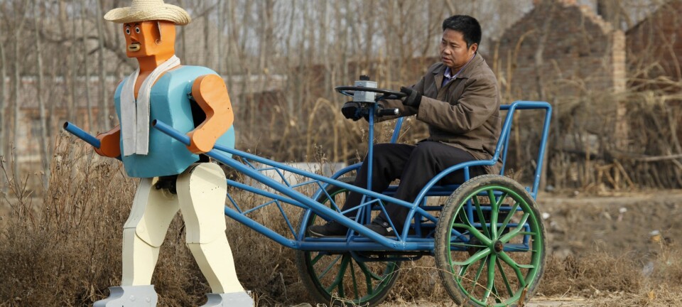 Blir man født kreativ? Her viser den kinesiske oppfinneren og bonden Wu Yulu fram roboten sin. Han har bygget roboter siden åttitallet og alle sammen er laget av ting han har funnet på søppelhauger. (Foto: Reinhard Krause, reuters, NTB scanpix)