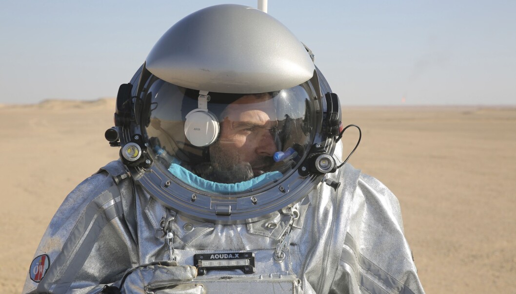 João Lousada, som har bakgrunn som operatør for romstasjonen ISS og som i ørkenen i Oman er analog astronaut, er avbildet med en nyutviklet romdrakt i Dhofar-ørkenen. (Foto: AP, NTB scanpix) João Lousada, som har bakgrunn som operatør for romstasjonen ISS og som i ørkenen i Oman er analog astronaut, er avbildet med en nyutviklet romdrakt i Dhofar-ørkenen. (Foto: AP, NTB scanpix)