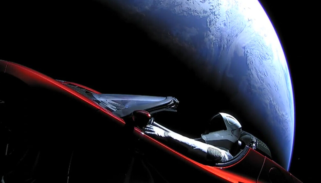På vei fra Jorda ut mot banen til Mars og videre til asteroidebeltet. Dukken Starman kan havne som et ikonisk fotografi i historiebøkene. (Foto: Fra video publisert på YouTube av SpaceX) På vei fra Jorda ut mot banen til Mars og videre til asteroidebeltet. Dukken Starman kan havne som et ikonisk fotografi i historiebøkene. (Foto: Fra video publisert på YouTube av SpaceX)