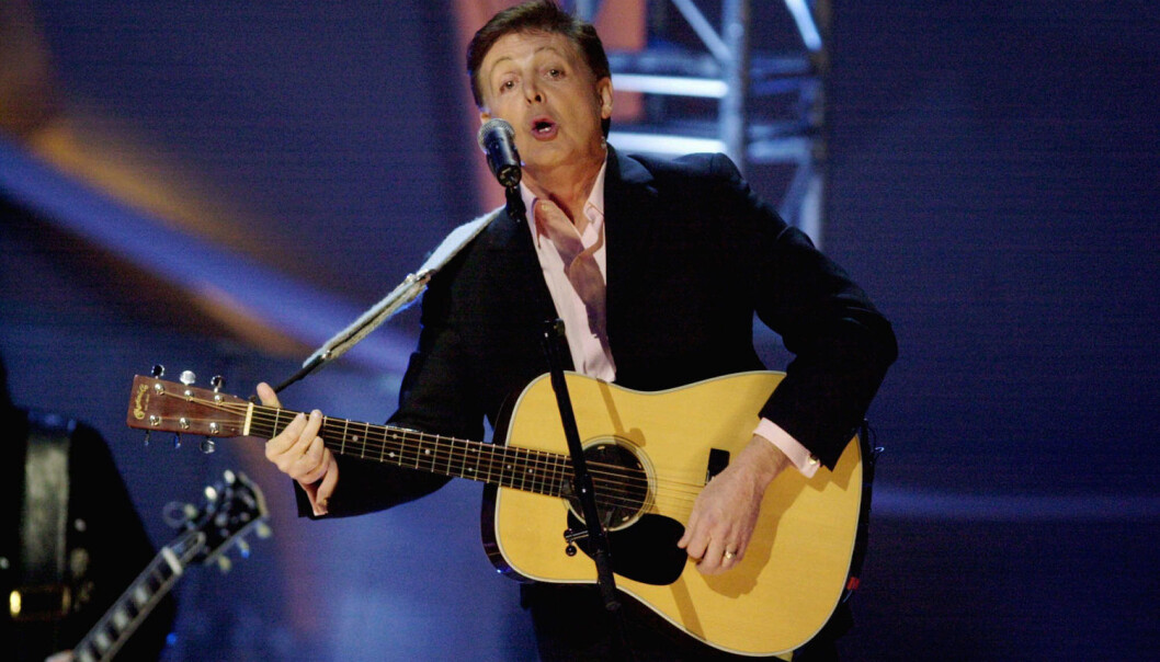 Paul McCartney var ikke noe dårligere menneske enn John Lennon selv om han holdt gitaren feil vei. Her fra Nobel-konserten i Oslo Spektrum i 2011. (Foto: Thomas Bjørnflaten, NTB scanpix) Paul McCartney var ikke noe dårligere menneske enn John Lennon selv om han holdt gitaren feil vei. Her fra Nobel-konserten i Oslo Spektrum i 2011. (Foto: Thomas Bjørnflaten, NTB scanpix)