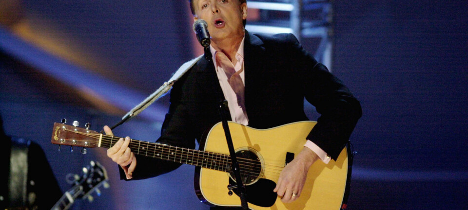 Paul McCartney var ikke noe dårligere menneske enn John Lennon selv om han holdt gitaren feil vei. Her fra Nobel-konserten i Oslo Spektrum i 2011. (Foto: Thomas Bjørnflaten, NTB scanpix)