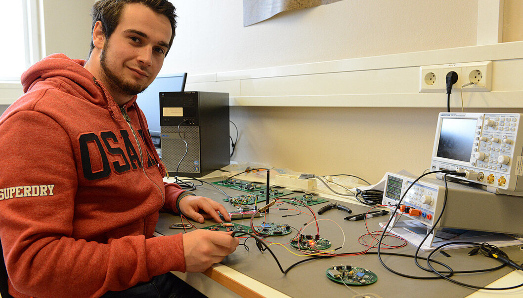 En fullskala forskningsrakett lastet med elektronikk utviklet av studenter i Norge, USA og Japan skal skytes opp fra Andøya i januar. Blant studentene er Fredrik L. Winje. (Foto: Hilde Lynnebakken / UiO) En fullskala forskningsrakett lastet med elektronikk utviklet av studenter i Norge, USA og Japan skal skytes opp fra Andøya i januar. Blant studentene er Fredrik L. Winje. (Foto: Hilde Lynnebakken / UiO)
