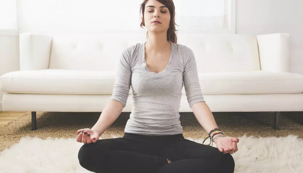 Mange mediterer for å få det bedre med seg selv. Men kan meditasjonen også hjelpe oss med å oppføre oss bedre overfor andre? Det kan forskningen foreløpig ikke si noe om, ifølge en oppsummering. (Foto: Shutterstock/NTB scanpix)