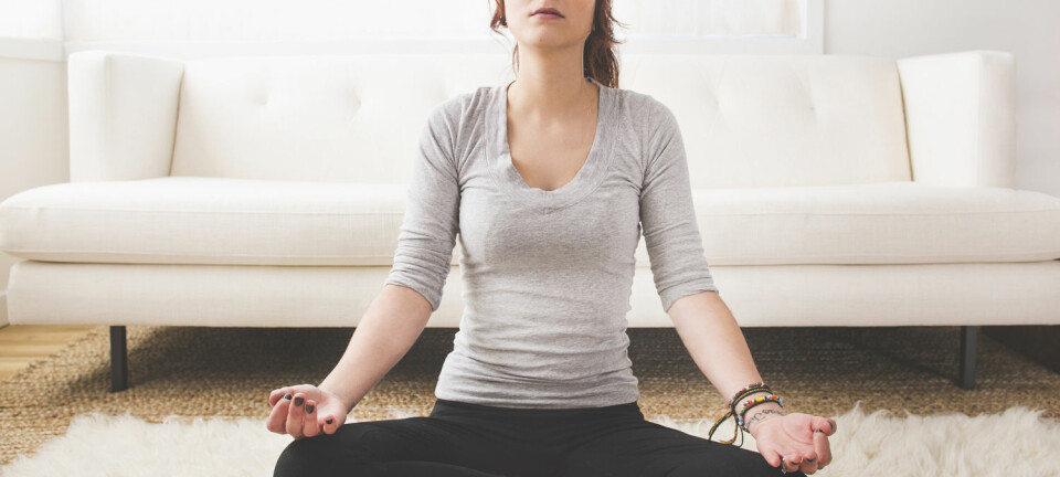 Mange mediterer for å få det bedre med seg selv. Men kan meditasjonen også hjelpe oss med å oppføre oss bedre overfor andre? Det kan forskningen foreløpig ikke si noe om, ifølge en oppsummering. (Foto: Shutterstock/NTB scanpix)