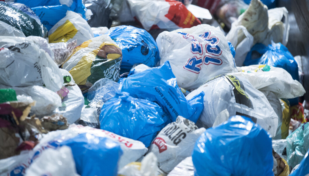 Plastavfall er blant annet bæreposer, ostepakker, poser, begre, bokser og flasker av plast.
Om lag 95 prosent av alle nordmenn har i dag tilbud om innsamling av plast, ifølge Grønt
Punkt Norge. Likevel havner antakelig 2/3 av all husholdningsplast i restavfallet. Her
fra Haraldrud gjenbruksstasjon i Oslo. (Foto: Terje Pedersen / NTB scanpix) Plastavfall er blant annet bæreposer, ostepakker, poser, begre, bokser og flasker av plast.
Om lag 95 prosent av alle nordmenn har i dag tilbud om innsamling av plast, ifølge Grønt
Punkt Norge. Likevel havner antakelig 2/3 av all husholdningsplast i restavfallet. Her
fra Haraldrud gjenbruksstasjon i Oslo. (Foto: Terje Pedersen / NTB scanpix)
