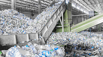 Hva skjer med plast som kastes eller resirkuleres?