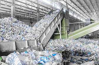 Hva skjer med plast som kastes eller resirkuleres?