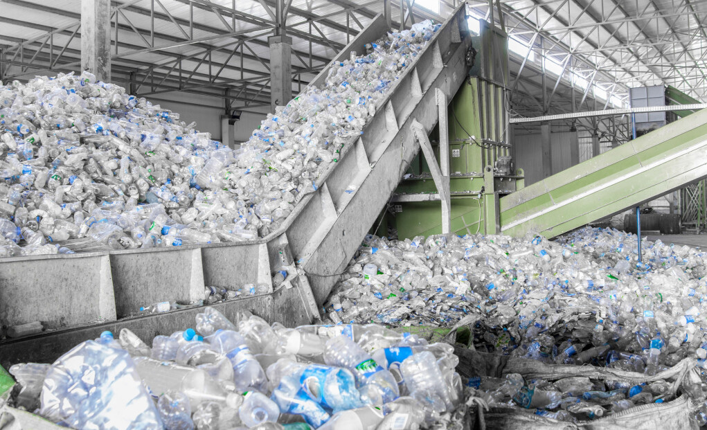 Engangsflasker i plast er noe av det enkleste å resirkulere. (Foto: Albert Karimov / Shutterstock / NTB scanpix) Engangsflasker i plast er noe av det enkleste å resirkulere. (Foto: Albert Karimov / Shutterstock / NTB scanpix)