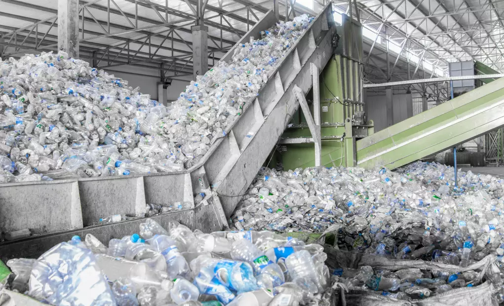 Engangsflasker i plast er noe av det enkleste å resirkulere. (Foto: Albert Karimov / Shutterstock / NTB scanpix)