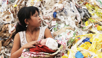 Dokumentarfilmen Plastic China har vunnet en rekke priser. Filmens hovedperson er 11 år gamle Yi-Jie. Kina har mottatt ti millioner tonn plastikkavfall fra utviklede land hvert år. Mange lavtlønnede kinesere, også mindreårige, jobber med å resirkulere denne plasten. Som kan dukke opp igjen som et nytt Kina-produsert leketøy her i Vesten. (Bilde fra filmen) Dokumentarfilmen Plastic China har vunnet en rekke priser. Filmens hovedperson er 11 år gamle Yi-Jie. Kina har mottatt ti millioner tonn plastikkavfall fra utviklede land hvert år. Mange lavtlønnede kinesere, også mindreårige, jobber med å resirkulere denne plasten. Som kan dukke opp igjen som et nytt Kina-produsert leketøy her i Vesten. (Bilde fra filmen)