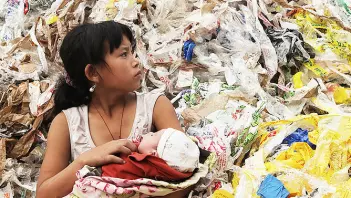 Dokumentarfilmen Plastic China har vunnet en rekke priser. Filmens hovedperson er 11 år gamle Yi-Jie. Kina har mottatt ti millioner tonn plastikkavfall fra utviklede land hvert år. Mange lavtlønnede kinesere, også mindreårige, jobber med å resirkulere denne plasten. Som kan dukke opp igjen som et nytt Kina-produsert leketøy her i Vesten. (Bilde fra filmen)
