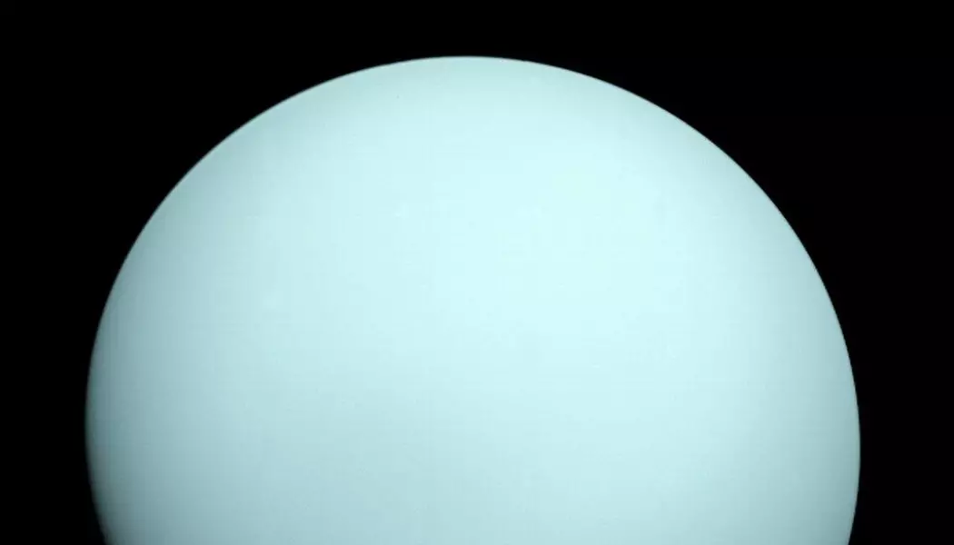 Uranus, med sin meget glatte og anonyme atmosfære, som består av Hydrogen og helium. Bildet er tatt av Voyager i 1986. (Bilde: NASA)