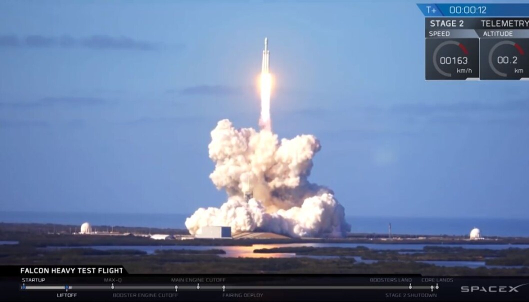 I lasterommet på raketten står en Tesla Roadster fra 2008, en av SpaceX- og Tesla-gründer Elon Musks private biler. I førersetet sitter en dukke ved navn Starman, iført hvit romdrakt, mens David Bowies «Space Oddity» er en av låtene på bilens spilleliste. (Foto: SpaceX) I lasterommet på raketten står en Tesla Roadster fra 2008, en av SpaceX- og Tesla-gründer Elon Musks private biler. I førersetet sitter en dukke ved navn Starman, iført hvit romdrakt, mens David Bowies «Space Oddity» er en av låtene på bilens spilleliste. (Foto: SpaceX)