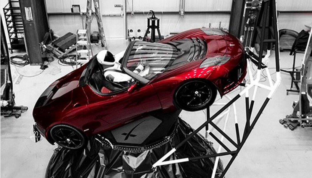 En mørk kirsebærrød Tesla Roadster er ballast på den første prøveoppskytningen av SpaceX Falcon Heavy, raketten som for første gang siden tidlig 1970-tall har kraft til å løfte mennesker til Månen, Mars og andre planeter. (Foto: Elon Musk, Instagram) En mørk kirsebærrød Tesla Roadster er ballast på den første prøveoppskytningen av SpaceX Falcon Heavy, raketten som for første gang siden tidlig 1970-tall har kraft til å løfte mennesker til Månen, Mars og andre planeter. (Foto: Elon Musk, Instagram)