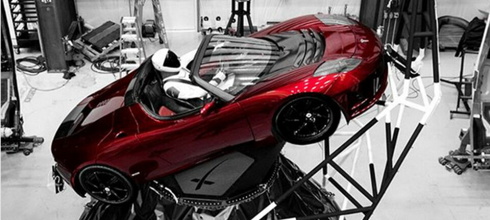 En mørk kirsebærrød Tesla Roadster er ballast på den første prøveoppskytningen av SpaceX Falcon Heavy, raketten som for første gang siden tidlig 1970-tall har kraft til å løfte mennesker til Månen, Mars og andre planeter. (Foto: Elon Musk, Instagram)